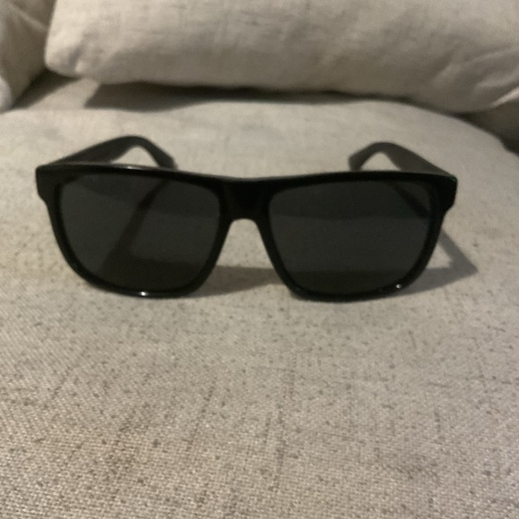 Gucci Classic Black Sunglasses - Picture 1 of 7